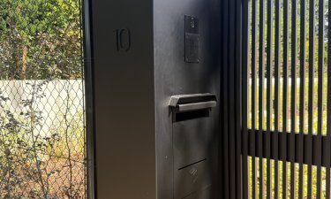 Aluminium schuifpoort met latjes en middenbalk — Hasselt